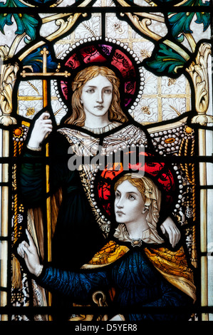 Detail ein Buntglasfenster mit glauben, Hoffnung & Charity in Str. Peters Kirche, Stornoway. Stockfoto