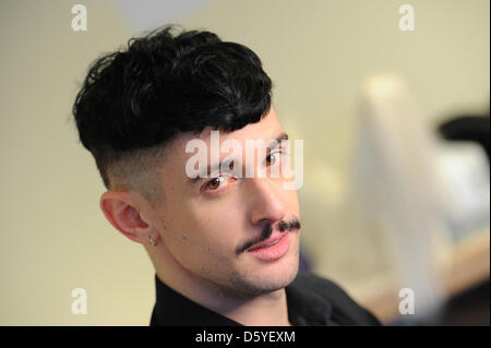 Lady Gaga Stylist Charlie Le Mindu Posen backstage vor seine Show in der Friseur-Trend "Vision 2013" im Hotel Estrel in Berlin, Deutschland, 22. Oktober 2012 zeigen. Foto: Jens Kalaene Stockfoto