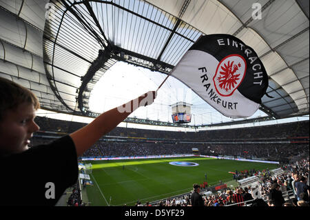 Ein Verfechter von Frankfurt winkt eine Flagge vor dem deutschen Bundesliga Fußballspiel zwischen Eintracht Frankfurt und Hannover 96 in Commerzbank-Arena in Frankfurt Am Main, Deutschland, 20. Oktober 2012. Foto: Nicolas Armer Stockfoto