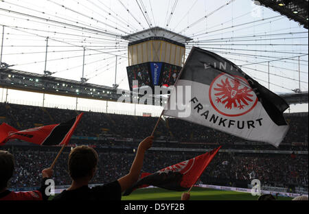 Ein Verfechter von Frankfurt winkt eine Flagge vor dem deutschen Bundesliga Fußballspiel zwischen Eintracht Frankfurt und Hannover 96 in Commerzbank-Arena in Frankfurt Am Main, Deutschland, 20. Oktober 2012. Foto: Nicolas Armer Stockfoto