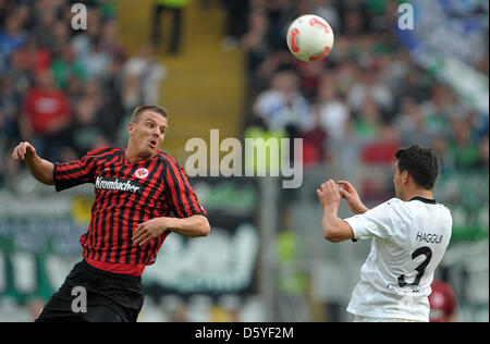 Der Frankfurter Alexander Meier (L) wetteifert um den Ball mit Hannovers Karim Haggui während der deutschen Bundesliga-Fußballspiel zwischen Eintracht Frankfurt und Hannover 96 in Commerzbank-Arena in Frankfurt Am Main, Deutschland, 20. Oktober 2012. Foto: Boris Roessler Stockfoto