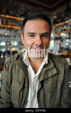 Schauspieler, Regisseur und Drehbuchautor Carlos Lobo Posen in einem Café in Köln, 23. Oktober 2102. Lobo ist die deutsche Synchronstimme von der spanische Schauspieler Javier Bardem in den neuen James Bond-Film "Skyfall". Foto: HENNING KAISER Stockfoto