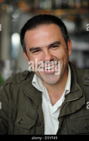 Schauspieler, Regisseur und Drehbuchautor Carlos Lobo Posen in einem Café in Köln, 23. Oktober 2102. Lobo ist die deutsche Synchronstimme von der spanische Schauspieler Javier Bardem in den neuen James Bond-Film "Skyfall". Foto: HENNING KAISER Stockfoto