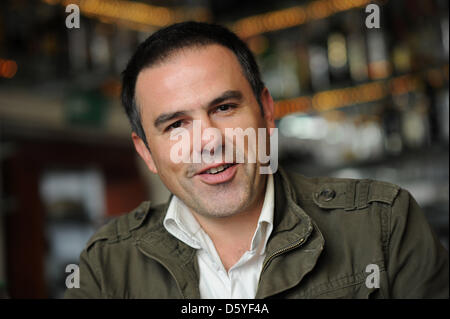 Schauspieler, Regisseur und Drehbuchautor Carlos Lobo Posen in einem Café in Köln, 23. Oktober 2102. Lobo ist die deutsche Synchronstimme von der spanische Schauspieler Javier Bardem in den neuen James Bond-Film "Skyfall". Foto: HENNING KAISER Stockfoto