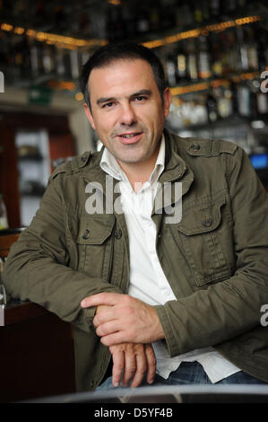 Schauspieler, Regisseur und Drehbuchautor Carlos Lobo Posen in einem Café in Köln, 23. Oktober 2102. Lobo ist die deutsche Synchronstimme von der spanische Schauspieler Javier Bardem in den neuen James Bond-Film "Skyfall". Foto: HENNING KAISER Stockfoto