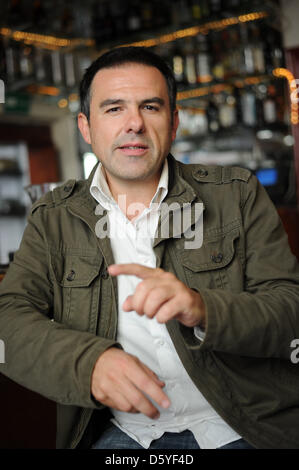 Schauspieler, Regisseur und Drehbuchautor Carlos Lobo Posen in einem Café in Köln, 23. Oktober 2102. Lobo ist die deutsche Synchronstimme von der spanische Schauspieler Javier Bardem in den neuen James Bond-Film "Skyfall". Foto: HENNING KAISER Stockfoto