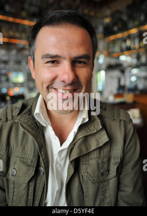 Schauspieler, Regisseur und Drehbuchautor Carlos Lobo Posen in einem Café in Köln, 23. Oktober 2102. Lobo ist die deutsche Synchronstimme von der spanische Schauspieler Javier Bardem in den neuen James Bond-Film "Skyfall". Foto: HENNING KAISER Stockfoto