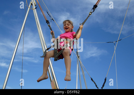 Mädchen-Bungee-springen auf einem Trampolin Stockfoto