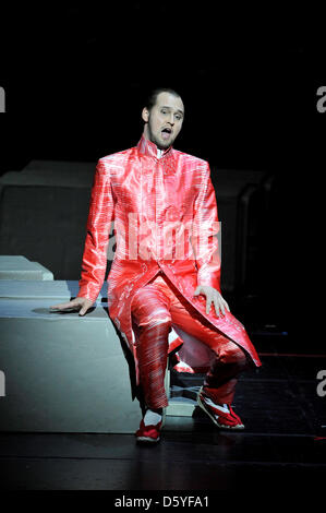 Tenor Jussi Myllys als Tammu führt in einer Szene während einer Probe der Presse für die Premiere der Oper "Babylon" an der Bayerischen Staatsoper in München, 22. Oktober 2012. Die Oper-Premiere am 27. Oktober 2012. Foto: FRANK LEONHARDT Stockfoto