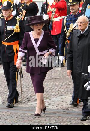 Niederländischen Königin Beatrix empfängt Italian President Giorgio Napolitano (R) Palais Noordeinde in den Haag, Niederlande, 23. Oktober 2012. Napolitano begann einen dreitägige Staatsbesuch in den Niederlanden am 23. Oktober. Foto: Albert Philip van der Werf / Niederlande, Stockfoto