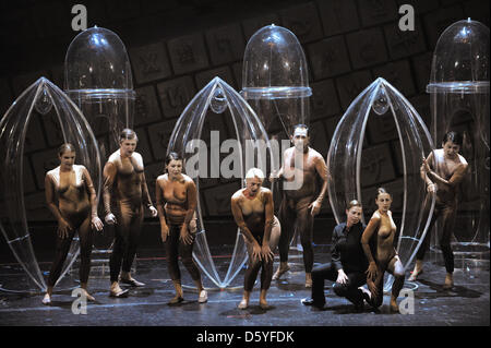 Das Ensemble spielt in einer Szene während einer Probe der Presse für die Premiere der Oper "Babylon" an der Bayerischen Staatsoper in München, 22. Oktober 2012. Die Oper-Premiere am 27. Oktober 2012. Foto: FRANK LEONHARDT Stockfoto