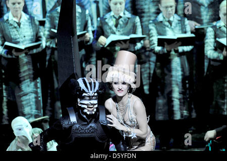 Die Sopranistin Anna Prohaska als Inanna führt in einer Szene während einer Probe der Presse für die Premiere der Oper "Babylon" an der Bayerischen Staatsoper in München, 22. Oktober 2012. Die Oper-Premiere am 27. Oktober 2012. Foto: FRANK LEONHARDT Stockfoto