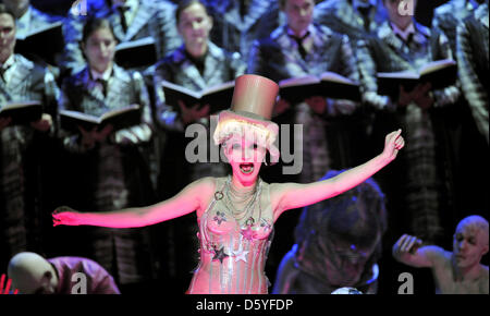 Die Sopranistin Anna Prohaska als Inanna führt in einer Szene während einer Probe der Presse für die Premiere der Oper "Babylon" an der Bayerischen Staatsoper in München, 22. Oktober 2012. Die Oper-Premiere am 27. Oktober 2012. Foto: FRANK LEONHARDT Stockfoto