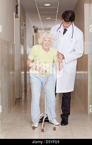 Arzt hilft Patienten Spazierstock Stockfoto