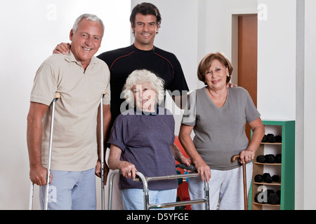 Männliche Physiotherapeut mit Patienten Stockfoto