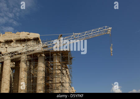 Der Parthenon-Tempel Auf der Akropolis in Athen (Griechenland) ist am 17.10.2012 von Einem Baugerüst Und Einem Baukran Für Restaurationsarbeiten diesen. Der Parthenon ist der Tempel Für die Stadtgöttin Pallas Athena Parthenos. Sterben Sie Griechische Regierung Soll Mehr Zeit Für Die Sanierung des Maroden Staatshaushalts Erhalten. Foto: Sven Hoppe dpa Stockfoto