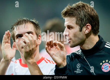 Münchner Thomas Mueller (R) und Münchner Philipp Lahm (L) reagieren, nachdem die Champions League-Gruppe F Fußballspiel zwischen OSC Lille und FC Bayern München im Grand Stade Lille Metropole in Lille, Frankreich, 23. Oktober 2012. Foto: Victoria Bonn-Meuser/dpa Stockfoto