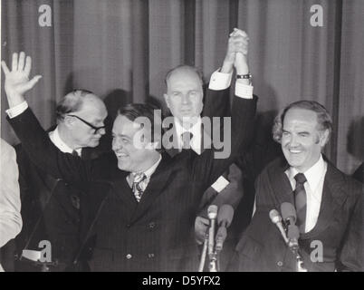 Demokratischen Vize-Präsidentschaftskandidaten R. Sargeant Shriver, links, und US-Senator George McGovern (Demokrat von South Dakota), der 1972 demokratische Kandidat für das Präsidentenamt, gleich nach der Shriver Dankesrede bei der demokratischen nationalen Konvention Sondertagung in Washington, D.C. am 8. August 1972. Shriver tritt an die Stelle der US-Senator Tom Eagleton (Demokrat Missour Stockfoto