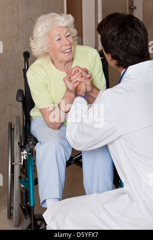 Arzt mit Patienten im Rollstuhl Stockfoto