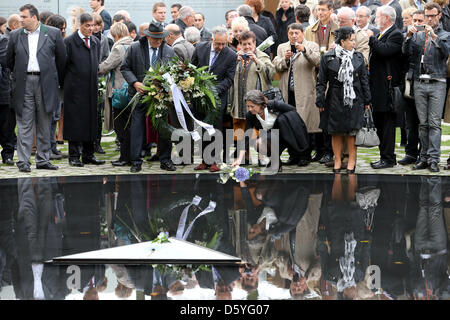 Gäste und Überlebende besuchen die Einweihung des Denkmals für die Sinti und Roma im Nationalsozialismus ermordet und legen Blumen und Kränze in Berlin, Deutschland, 24. Oktober 2012. Rund 70 Jahre nach dem Ende des zweiten Weltkrieges wurde das Denkmal heute offiziell eingeweiht. Foto: WOLFGANG KUMM Stockfoto