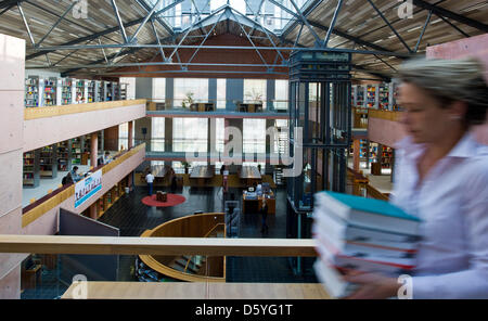 Ein Blick auf die moderne Einrichtung der Lobby in der Universitätsbibliothek der technischen Fachhochschule Wildau, Deutschland, 24. Oktober 2012. Die Bibliothek erhielt die "Bibliothek des Jahres 2012" für seinen Ideenreichtum und Innovationskraft, von der Deutschen Bibliotheksverband e. V. (Dbv), der Verband der deutschen Bibliotheken und die "Zeit-Stiftung Ebelin Und Ger Stockfoto