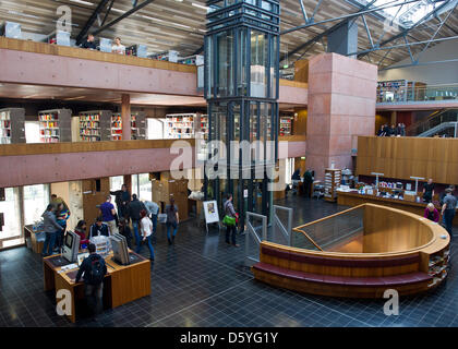 Ein Blick auf die moderne Einrichtung der Lobby in der Universitätsbibliothek der technischen Fachhochschule Wildau, Deutschland, 24. Oktober 2012. Die Bibliothek erhielt die "Bibliothek des Jahres 2012" für seinen Ideenreichtum und Innovationskraft, von der Deutschen Bibliotheksverband e. V. (Dbv), der Verband der deutschen Bibliotheken und die "Zeit-Stiftung Ebelin Und Ger Stockfoto