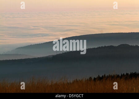 Blick auf die herbstliche Landschaft vom Brocken Berg in der Nähe von Schierke, Deutschland, 23. Oktober 2012. Wenn die Luft in Bodennähe sehr neblig ist, sind Objekte sichtbar Eben an eine große Disctance. Dieses Phänomen kann derzeit auf dem Brocken erlebt werden. Foto: MATTHIAS BEIN Stockfoto