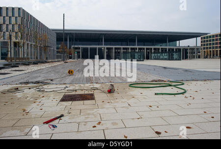 Blick auf das Terminal des Flughafens Berlin Brandenburg Willy Brandt in Schönefeld, Deutschland, 24. Oktober 2012. Die Eröffnung des Flughafens wurde bereits mehrfach verschoben. Foto: Patrick Pleul Stockfoto