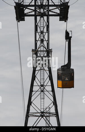 Eine Seilbahn voller Ausflügler fahren Sie in Richtung der Gipfel des Berges Nebelhorn an einem nebeligen Tag in der Nähe von Oberstdorf, Deutschland, 24. Oktober 2012. Foto: Karl-Josef Hildenbrand Stockfoto