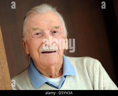 Dpa-exklusiv - lächelt deutsche Muscian und Bandleader James Last während eines Interviews in Berlin, Deutschland, 25. Oktober 2012. Foto: Britta Pedersen/dpa Stockfoto