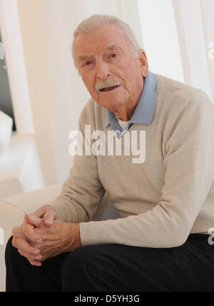 Dpa-exklusiv - lächelt deutsche Muscian und Bandleader James Last während eines Interviews in Berlin, Deutschland, 25. Oktober 2012. Foto: Britta Pedersen/dpa Stockfoto