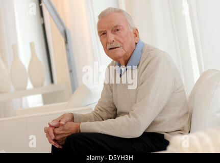 Dpa-exklusiv - deutsche Muscian und Bandleader James Last sitzt auf einem Sofa und einem Lächeln während eines Interviews in Berlin, Deutschland, 25. Oktober 2012. Foto: Britta Pedersen/dpa Stockfoto