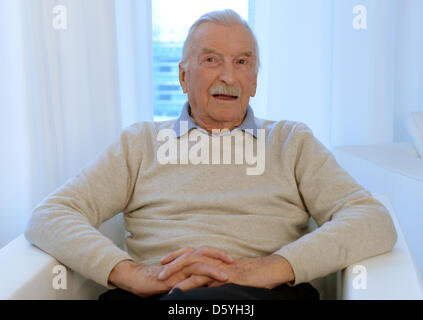 Dpa-exklusiv - sitzt deutsche Muscian und Bandleader James Last in einen Sitz und lächelt während eines Interviews in Berlin, Deutschland, 25. Oktober 2012. Foto: Britta Pedersen/dpa Stockfoto