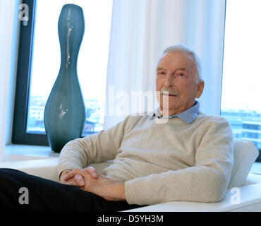 Dpa-exklusiv - sitzt deutsche Muscian und Bandleader James Last in einen Sitz und lächelt während eines Interviews in Berlin, Deutschland, 25. Oktober 2012. Foto: Britta Pedersen/dpa Stockfoto