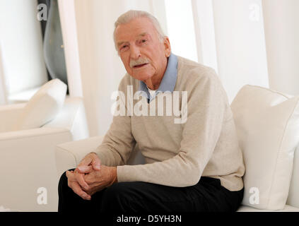 Dpa-exklusiv - deutsche Muscian und Bandleader James Last sitzt auf einem Sofa und einem Lächeln während eines Interviews in Berlin, Deutschland, 25. Oktober 2012. Foto: Britta Pedersen Stockfoto