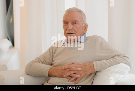 Dpa-exklusiv - deutsche Muscian und Bandleader James Last sitzt auf einem Sofa und einem Lächeln während eines Interviews in Berlin, Deutschland, 25. Oktober 2012. Foto: Britta Pedersen/dpa Stockfoto