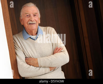 Dpa-exklusiv - lehnt sich deutsche Muscian und Bandleader James Last an einem Türrahmen während eines Interviews in Berlin, Deutschland, 25. Oktober 2012. Foto: Britta Pedersen/dpa Stockfoto