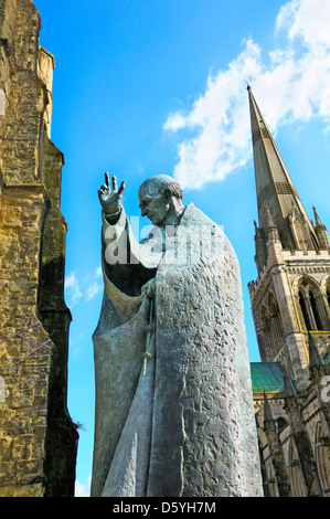 Statue des Heiligen Richard außerhalb Chichester Cathedral, West Sussex, UK Stockfoto