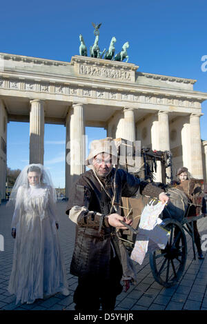 Akteure des Berlin Dungeon in Horror Kostüme sind während einer Presse-Termin am Brandenburger Tor in Berlin, Deutschland, 26. Oktober 2012 abgebildet. Berlin Dungeon, die in der Nähe Hackescher Markt entsteht, wird die Geschichte von Berlin ab Frühjahr 2013 auf. Foto: MARC TIRL Stockfoto