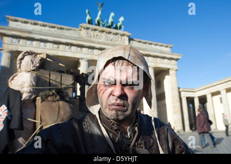 Akteure des Berlin Dungeon in Horror Kostüme sind während einer Presse-Termin am Brandenburger Tor in Berlin, Deutschland, 26. Oktober 2012 abgebildet. Berlin Dungeon, die in der Nähe Hackescher Markt entsteht, wird die Geschichte von Berlin ab Frühjahr 2013 auf. Foto: MARC TIRL Stockfoto