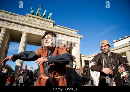 Akteure des Berlin Dungeon in Horror Kostüme sind während einer Presse-Termin am Brandenburger Tor in Berlin, Deutschland, 26. Oktober 2012 abgebildet. Berlin Dungeon, die in der Nähe Hackescher Markt entsteht, wird die Geschichte von Berlin ab Frühjahr 2013 auf. Foto: MARC TIRL Stockfoto