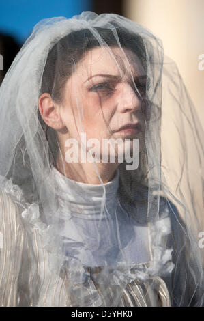 Akteure des Berlin Dungeon in Horror Kostüme sind während einer Presse-Termin am Brandenburger Tor in Berlin, Deutschland, 26. Oktober 2012 abgebildet. Berlin Dungeon, die in der Nähe Hackescher Markt entsteht, wird die Geschichte von Berlin ab Frühjahr 2013 auf. Foto: MARC TIRL Stockfoto