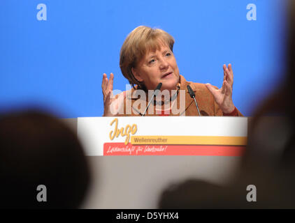 Bundeskanzlerin Angela Merkel spricht im Wahlkampf auch für Bürgermeister auf Badnerlandhalle in Karlsruhe, Deutschland, 26. Oktober 2012. Sie unterstützt CDU Kandidat Ingo Wellenreuther für die Bürgermeisterwahl am 2. Dezember 2012. Foto: ULI DECK Stockfoto