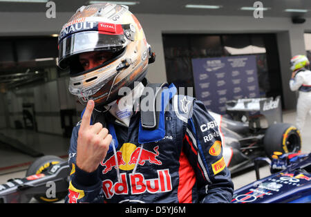 Deutsche Formel1-Fahrer Sebastian Vettel von Red Bull Racing feiert nach Clinchen die Poleposition beim Qualifying der Formel 1 Grand Prix von Indien in Greater Noida, in der Nähe von Neu-Delhi auf Buddh International Circuit, Indien, 27. Oktober 2012.  Die Formel 1 Grand Prix von Indien wird am 28. Oktober 2012 stattfinden. Foto: Jens Büttner/dpa Stockfoto