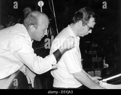 Eine Datei Bild zeigt deutsche Komponist Hans Werner Henze (l) mit dem Dirigenten Christoph von Dohnanyi (r) während der Proben für seine Konzert-Oper "Sterben Bassariden" in Salzburg, Österreich, 4. August 1966. Hans Werner Henze, einer der wichtigsten zeitgenössischen Komponisten ist tot. Foto: GERHARD RAUCHWETTER Stockfoto