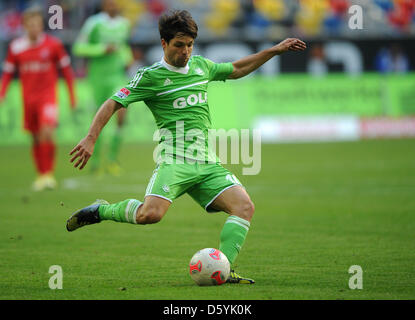 Wolfsburgs Diego spielt den Ball in der deutschen Bundesliga-Spiel zwischen Fortuna Düsseldorf und VfL Wolfsburg in Esprit Arena in Düsseldorf, 27. Oktober 2012. Foto: JONAS GUETTLER Stockfoto