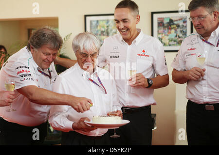 Britische Formel 1 Boss Bernie Ecclestone (2. R) feiert mit McLaren-Mercedes Team Offials Norbert Haug (R), Martin Whitmarsh und Ross Brawn seinem 82. Geburtstag mit den Team-Chefs der das formular eines das Rennen Teams verfolgen Buddh International Circuit, Greater Noida, Indien, 28. Oktober 2012. Die Formel 1 Grand Prix von Indien wird am 28. Oktober 2012 stattfinden. Foto: Jens Bue Stockfoto