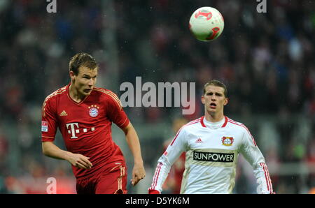 Fußball Bundesliga 9. Spieltag: FC Bayern München - Bayer 04 Leverkusen bin 28.10.2012 in der Allianz Arena in München (Bayern). Holger Badstuber (l) von München Und Lars Bender von Leverkusen Kämpfen äh Höhle Ball. Foto: Tobias Hase/Dpa (Achtung Hinweis Zur Bildnutzung! Die DFL Erlaubt Die Weiterverwertung von maximal 15 Fotos (Keine Sequenzbilder Und Keine Videoähnlichen Fotostrecke Stockfoto