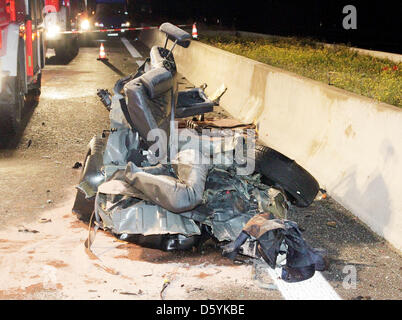 Ein Autowrack steht auf der Autobahn A 5 in der Nähe von Baden-Baden, Deutschland, 29. Oktober 2012. Nach Angaben der Polizei starben vier Menschen bei einem Unfall mit drei Autos. Nach zwei Autos ineinander, eine Familie von vier, die Eltern und zwei Kinder, stürzte trat aus ihrem Auto, wenn eine dritte Auto es getroffen. Foto: Max Albrecht Stockfoto