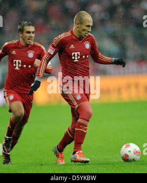 Fußball Bundesliga 9. Spieltag: FC Bayern München - Bayer 04 Leverkusen bin 28.10.2012 in der Allianz Arena in München (Bayern). Der Münchner Arjen Robben (r) Spielt Den Ball, füttere Philipp Lahm Hinter Ihm Läuft. Sterben Sie Leverkusener Spieler Bejubeln Nach Dem Spiel Ihren Sieg. Leverkusen Caspers Das Spiel Mit 2:1. Foto: Tobias Hase/Dpa (Achtung Hinweis Zur Bildnutzung! DFL Erlaubt sterben Stockfoto